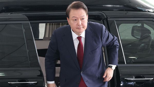 윤석열 전 대통령이 28일 오전 서울 서초구 서울고검 청사에 마련된 내란특검에 피의자 신분으로 첫 출석하고 있다. [SBS 뉴스 화면 갈무리]