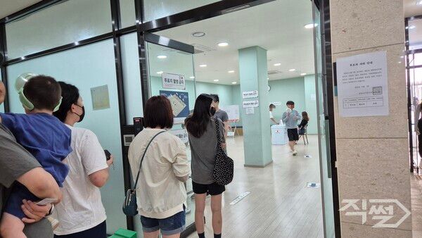 21대 대통령 선거 본투표날인 3일 오전 10시께 경기도 오산시 세마 제6투표소에 마련된 투표소에서 유권자들이 투표하기 위해 줄을 서고 있다. [최소라 기자]