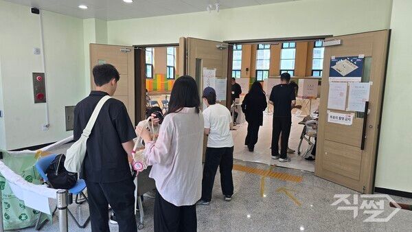 21대 대통령 선거 본투표날인 3일 오전 10시 30분께 경기도 성남시 중원구 금광1동 단남초등학교 2층 강당에 마련된&nbsp;투표소에서 임산부를 비롯해 유권자들이 투표하기 위해 줄을 서&nbsp;있다. [김봉연 기자]