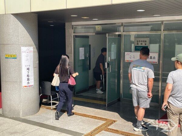 21대 대통령 선거 본투표날인 3일 오전 9시 경기도 수원시 금곡동에 마련된 투표소에 유권자들이 들어가고 있다. [권성진 기자]
