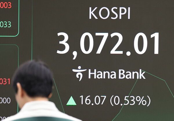 30일 서울 중구 하나은행 딜링룸 모습. [연합뉴스]