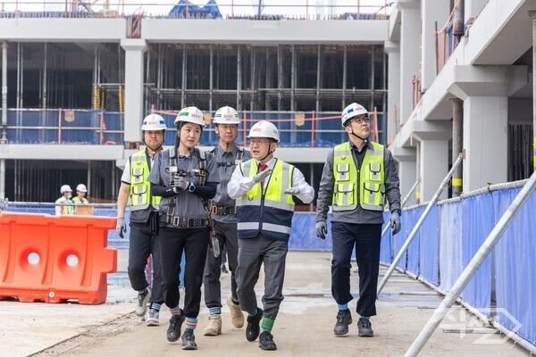  HDC현대산업개발은 지난 주말 전국에 장맛비가 내린 가운데,&nbsp;지속적인 장맛비 예보가 이어짐에 따라 본격적인 여름철 장마로 인한 피해와 혹서기 근로자들의 온열질환 예방을 위해 경영진 현장 안전 점검을 진행했다. 정경구&nbsp;HDC현대산업개발 대표이사(오른쪽 두번째)가 지난 27일&nbsp;&nbsp;&nbsp;