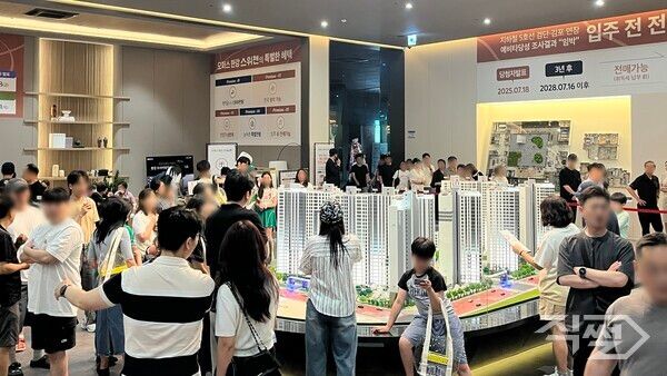 KCC건설 오퍼스 한강 스위첸 견본주택을 찾은 방문객들. [KCC건설]