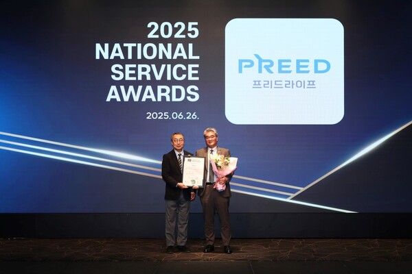 프리드라이프가 '2025 국가서비스대상' 상조 서비스 부문 대상을 수상했다. 최용주 서울과학종합대학원대학교 총장(왼쪽)과 김만기 프리드라이프 김만기 대표이사가 기념촬영을 하고 있다. [프리드라이프]