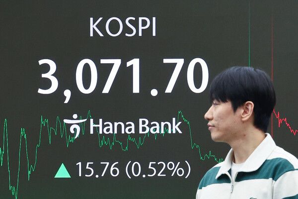 30일 서울 중구 하나은행 딜링룸 모습. [연합뉴스]