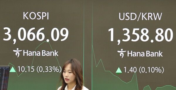 30일 서울 중구 하나은행 딜링룸 모습. [연합뉴스]