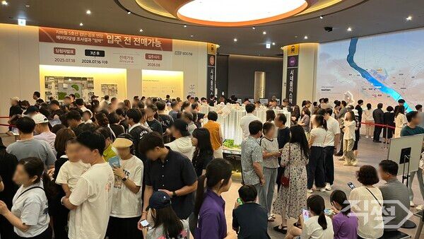 KCC건설 오퍼스 한강 스위첸 견본주택을 찾은 방문객들. [KCC건설]