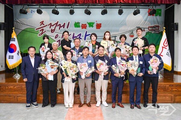 Yes문경 친절우수업소에 선정된 관계자들이 기념촬영을 하고 있다. [문경시]