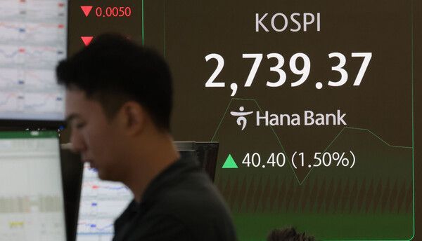 4일 서울 중구 하나은행 딜링룸 모습. [연합뉴스]