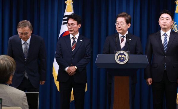 이재명 대통령이 4일 서울 용산 대통령실 청사에서 새 정부 첫 인사 발표를 하고 있다. (왼쪽부터) 이종석 국정원장 후보자, 김민석 국무총리 후보자, 이 대통령, 강훈식 비서실장. [연합뉴스]