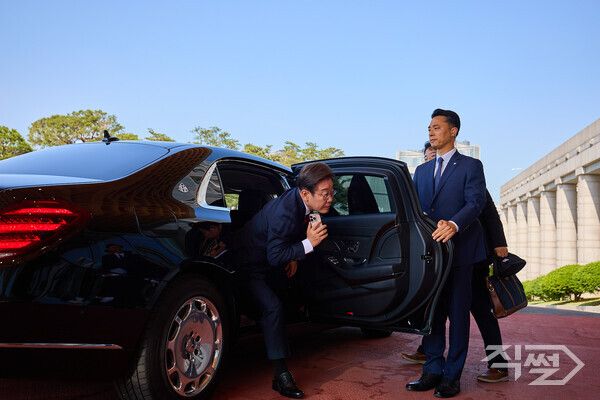 이재명 대통령이 5일 서울 용산 대통령실 청사로 출근하고 있다. [대통령실]