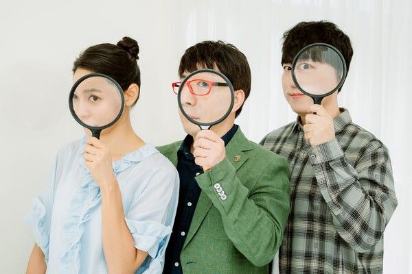 영화 평론가 이동진, 과학 커뮤니케이터 궤도, 기자 출신 방송인 안현모가 라플위클리 시즌4 런칭 기념사진을 촬영하고 있다. [한화생명]