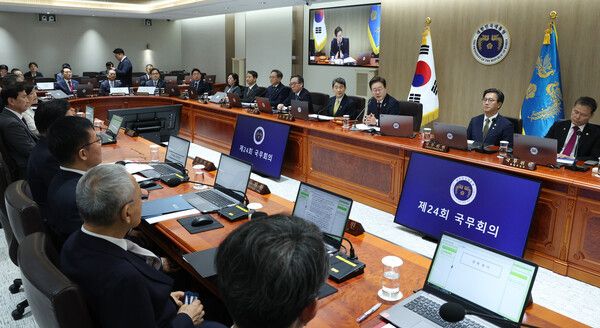 이재명 대통령이 5일 서울 용산 대통령실 청사에서 국무회의를 주재하고 있다. [이상 연합뉴스]