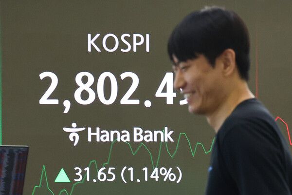 5일 서울 중구 하나은행 딜링룸 모습. [연합뉴스]