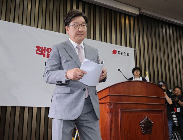 국민의힘 권성동 원내대표가 5일 서울 여의도 국회에서 열린 의원총회에서 사퇴 의사를 밝힌 뒤 회의장을 나서고 있다. [연합뉴스]