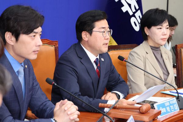 더불어민주당 박찬대 대표 권한대행 겸 원내대표가 5일 서울 여의도 국회에서 열린 최고위원회의에서 발언하고 있다. [연합뉴스]