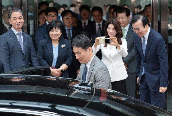 이복현 금융감독원장이 5일 서울 영등포구 금감원에서 이임식을 마친 뒤 차량에 탑승하고 있다. [연합뉴스]