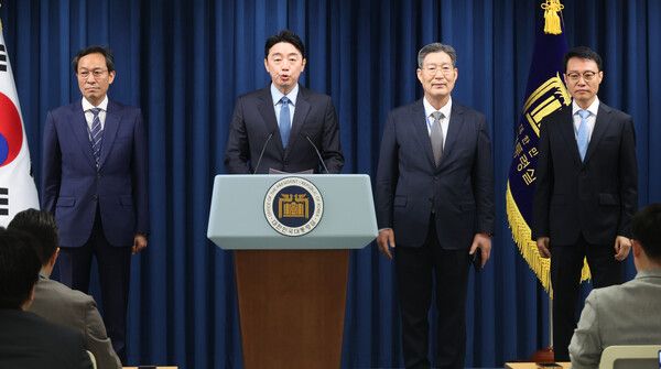 강훈식 대통령 비서실장이 8일 용산 대통령실에서 정무,홍보,민정&nbsp;수석&nbsp;인선을 발표하고 있다. (왼쪽부터) 우상호 정무수석, 강 비서실장, 오광수 민정수석, 이규연 홍보소통수석 [연합뉴스]