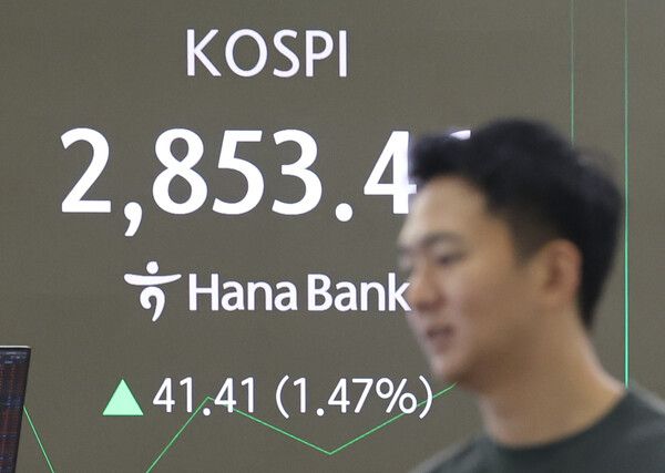 9일 서울 중구 하나은행 딜링룸 모습. [연합뉴스]