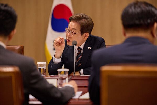 이재명&nbsp;대통령이 9일 서울 용산 대통령실 청사에서 열린 비상경제점검 2차 태스크포스(TF)회의를 하고 있다. [연합뉴스]