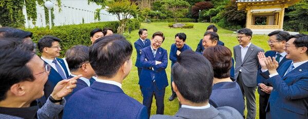 이재명 대통령이0지난 7일 한남동 관저에 더불어민주당 1·2기 지도부 등 의원들을 초청해 대화하고 있다. [이재명 대통령 SNS 갈무리]