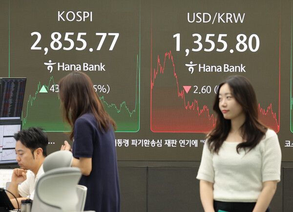 9일 서울 중구 하나은행 딜링룸 모습. [연합뉴스]