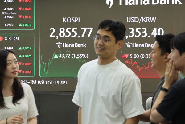 9일 서울 중구 하나은행 딜링룸 모습. [연합뉴스]