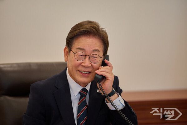 이재명 대통령이 9일 서울 용산 대통령실에서 이시바 시게루 일본 총리와 전화 통화를 하고 있다. [대통령실]