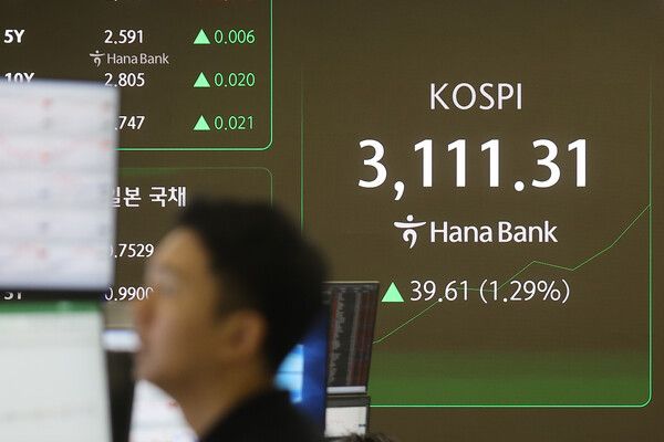 1일 서울 중구 하나은행 딜링룸 모습. [연합뉴스]