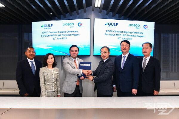 포스코이앤씨와 태국 걸프 디벨로프먼트가 지난달 30일 태국에서 LNG 터미널 건설 프로젝트 계약을 체결한 뒤 기념 촬영을 하고 있다. [포스코이앤씨]