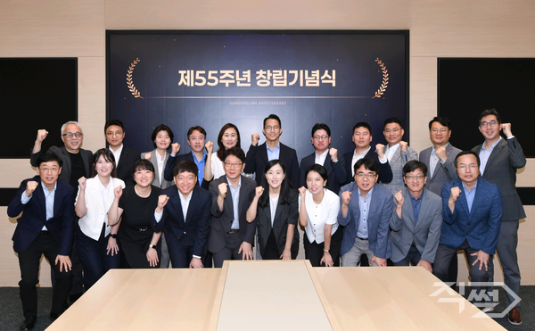 1일 삼성SDI 기흥 본사에서 개최된 55주년 창립기념일 행사에서&nbsp;최주선 삼성SDI 대표이사 사장(왼쪽 위)과 주요 경영진, SDI인상 등 수상자들이&nbsp;기념사진을 촬영하고 있다. [삼성SDI]