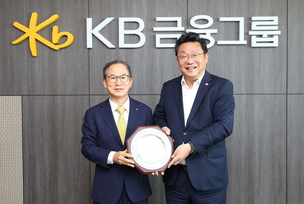 양종희 KB금융그룹 회장(왼쪽)과 주형환 저출생고령사회위원회 부위원장이 지난 9일 여의도 KB국민은행 신관에서 기념촬영을 하고 있다. [KB금융그룹]