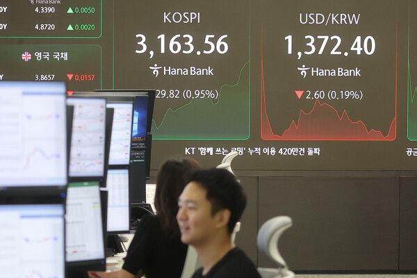 10일 서울 중구 하나은행 딜링룸 모습. [연합뉴스]