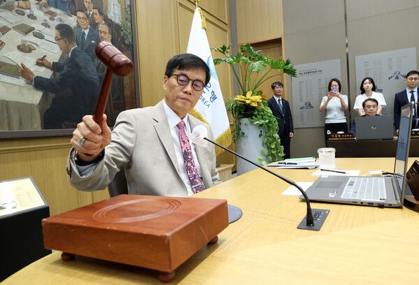 이창용 한국은행 총재가 10일 서울 중구 한국은행에서 열린 금융통화위원회에서 의사봉을 두드리고 있다. [연합뉴스]