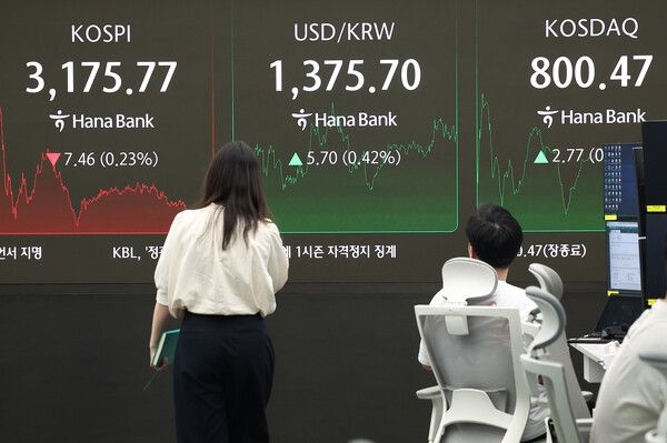 11일 서울 중구 하나은행 딜링룸 모습. [연합뉴스]