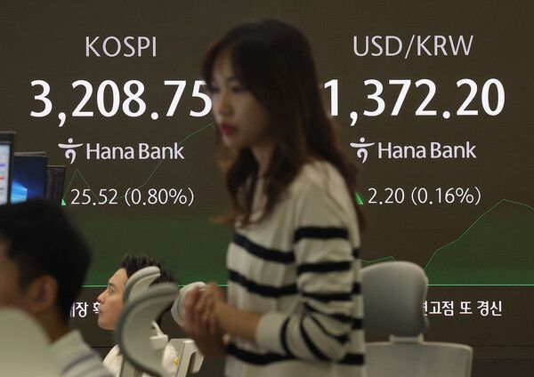 11일 서울 중구 하나은행 딜링룸 모습. [연합뉴스]