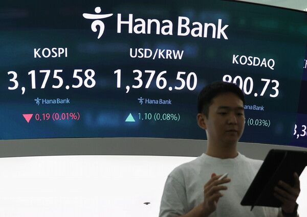 14일 서울 중구 하나은행 딜링룸 모습. [연합뉴스]