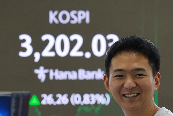 14일 서울 중구 하나은행 딜링룸 모습. [연합뉴스]