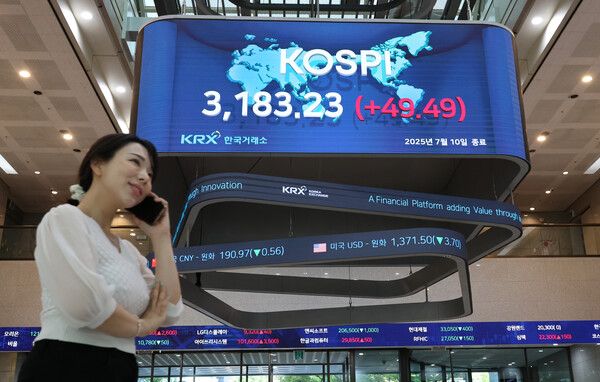 코스피지수가 연고점(3183.23)을 경신한 지난 10일 서울 여의도 한국거래소 전광판 모습. [연합뉴스]