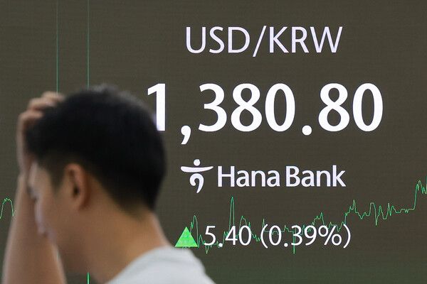 14일 서울 중구 하나은행 딜링룸 모습. [연합뉴스]