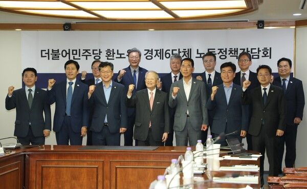 (왼쪽부터 1열) 박정 의원, 이학영 국회부의장, 안호영 환노위원장, 손경식 경총 회장, 김주영 환노위 간사, 박해철 의원, 박홍배 의원. (왼쪽부터 2열) 이동근 경총 상근부회장, 김창범 한경협 상근부회장, 이인호 무협 상근부회장, 오기웅 중기중앙회 상근부회장, 강석구 대한상의 상무, 박양균 중견련 상무. [한국경영자총협회]