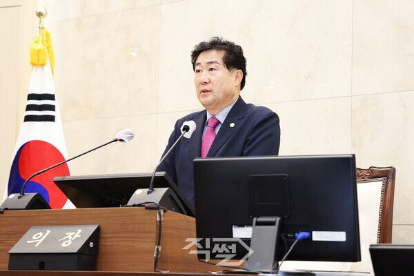 허홍 밀양시의회 의장.