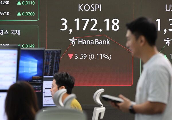 14일 서울 중구 하나은행 딜링룸 모습. [연합뉴스]