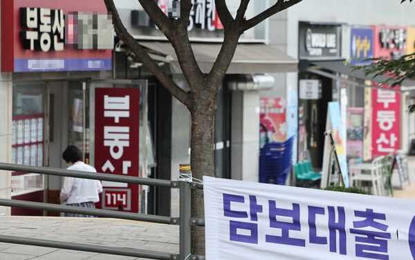 정부의 6.27 대책 시행으로 은행권 대출 공급량은 절반 수준으로 줄었다. 사진은 서울 시내 거리에 붙은 담보대출 안내문. [연합뉴스]