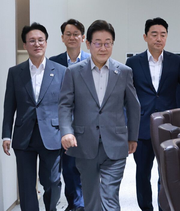 이재명 대통령과 김민석 국무총리가 15일 서울 용산 대통령실 청사에서 열린 국무회의에 입장하고 있다. [연합뉴스]