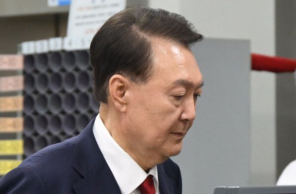 12.3 비상계엄 사태와 관련해 내란 및 외환 혐의로 조사를 받고 있는 윤석열 전 대통령이 9일 서울 서초구 서울중앙지방법원에서 구속 전 피의자 심문(영장실질심사)을 마치고 법원을 나서고 있다. [연합뉴스]