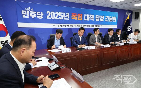 더불어민주당 진성준 정책위의장(오른쪽 세번째)이 15일 서울 여의도 국회 의원회관에서 열린 '폭염 대책 당정 간담회'에 참석해 발언하고 있다. [연합뉴스]