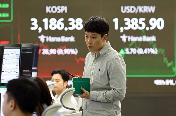 16일 서울 중구 하나은행 딜링룸 모습. [연합뉴스]