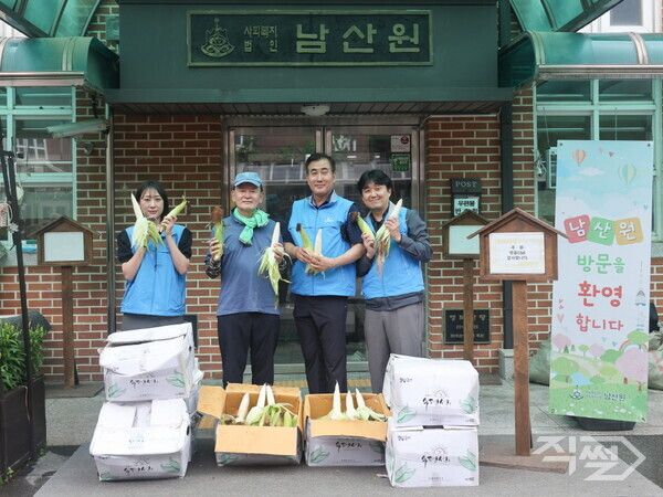 쌍용C&E 본사 직원들이 본사 인근 남산원(아동복지시설)에 옥수수 전달했다. [쌍용C&E]