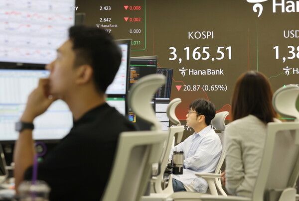 17일 서울 중구 하나은행 딜링룸 모습. [연합뉴스]